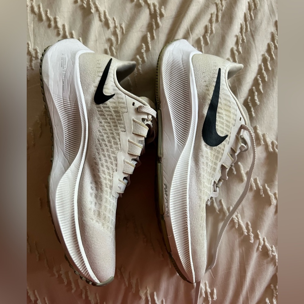 Women’s Nike Air Zoom Pegasus 37 Sneakers - Picture 6 of 10